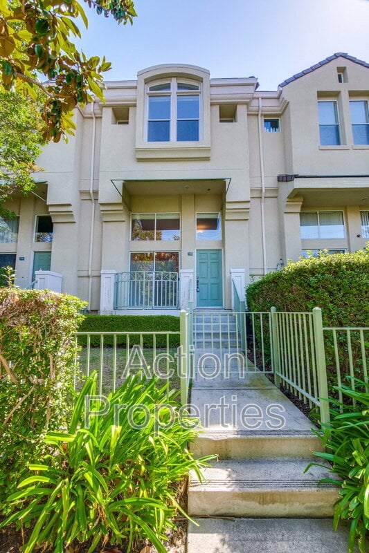 property at 158 Holly Ct