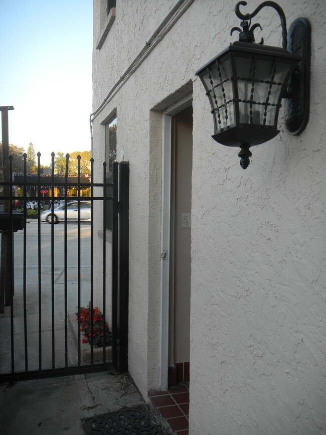 13308 Gulf Blvd, Unit 2 in Madeira Beach, FL - Building Photo - Building Photo