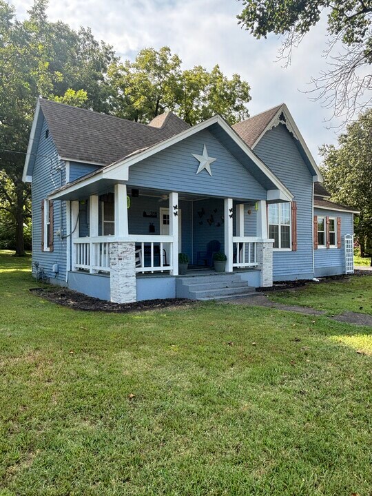 318 S Woodland Heights Dr in Rector, AR - Foto de edificio