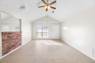 801 Laura Belle Dr in Kerrville, TX - Building Photo - Building Photo