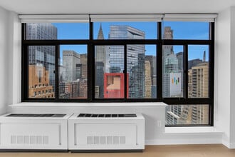 303 E 43rd St, Unit 27B in New York, NY - Foto de edificio - Building Photo