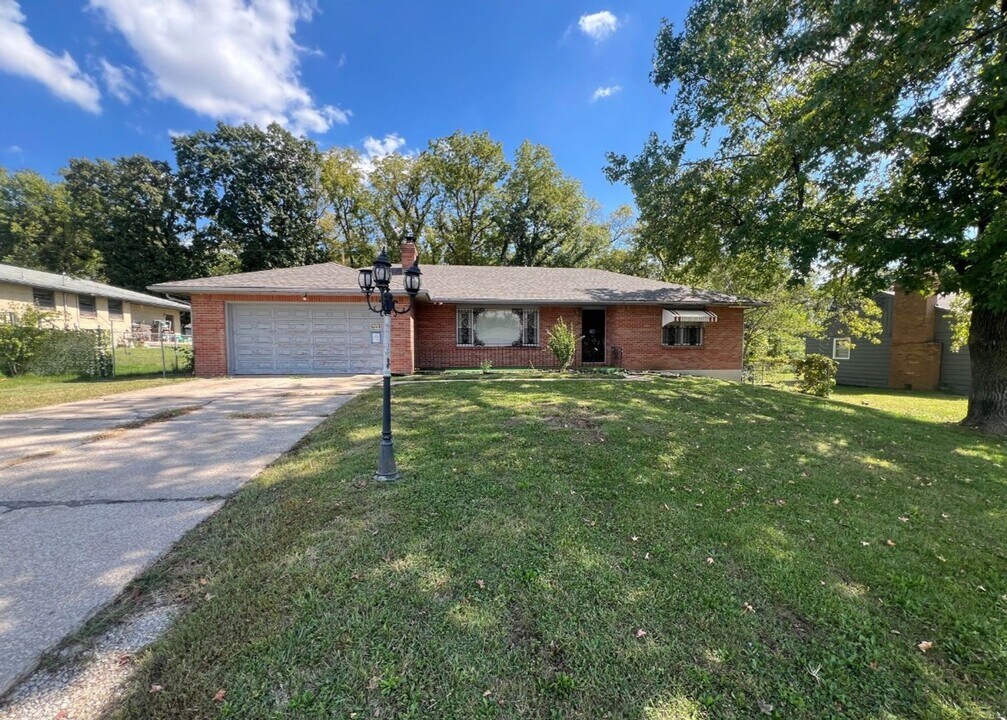 2111 N 49th St in Kansas City, KS - Building Photo