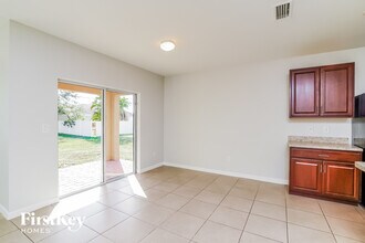 2711 SW 9th Ave in Cape Coral, FL - Foto de edificio - Building Photo