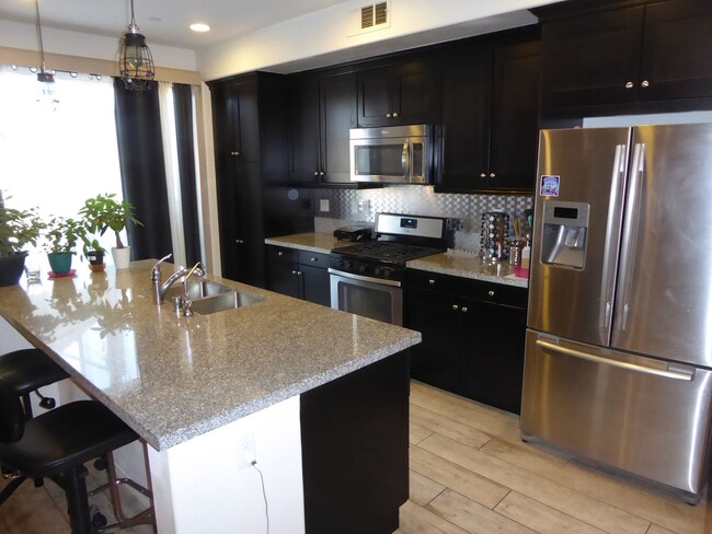 22020 Barrington Way in Santa Clarita, CA - Foto de edificio - Building Photo