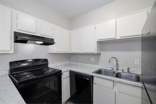 Camelot Apartments and Townhomes in Pine Bluff, AR - Building Photo