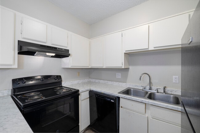 Camelot Apartments and Townhomes in Pine Bluff, AR - Building Photo - Interior Photo