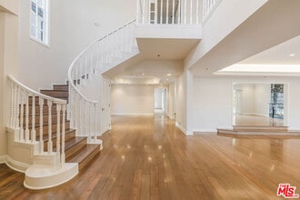 257 S Oakhurst Dr in Beverly Hills, CA - Building Photo - Building Photo