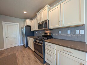 3030 Guadalupe Way in Eugene, OR - Building Photo - Building Photo