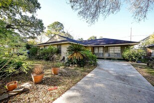 10302 Woodwind Dr in Houston, TX - Building Photo