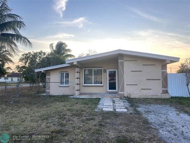 17150 NE 4th Pl in North Miami Beach, FL - Building Photo - Building Photo