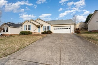 1524 Hawkcrest Ln in Winston-Salem, NC - Foto de edificio - Building Photo