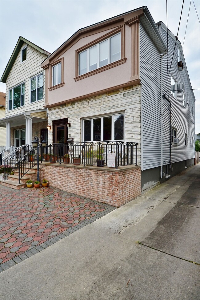 19 W 32ND St in Bayonne, NJ - Building Photo - Building Photo