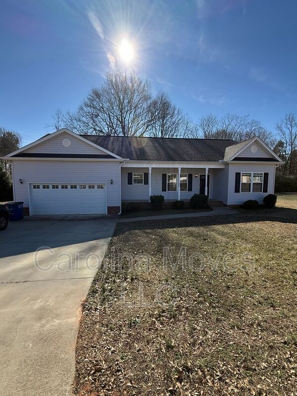 105 Bismark Dr in Pelzer, SC - Building Photo - Building Photo