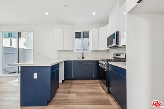 2921 Burnside Ave in Los Angeles, CA - Building Photo - Building Photo