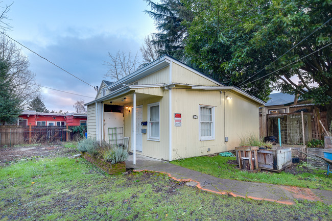 3823-3841 SE 52nd Ave in Portland, OR - Building Photo - Building Photo