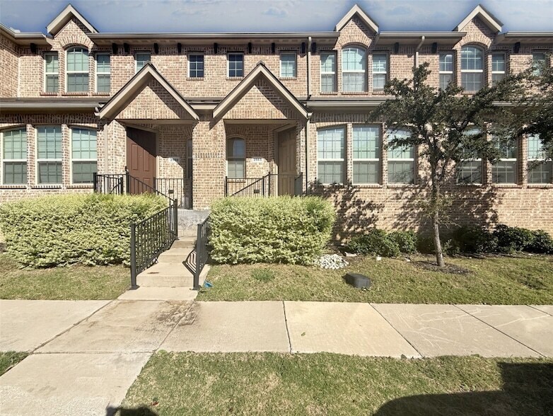 2563 Adam Ln in The Colony, TX - Foto de edificio