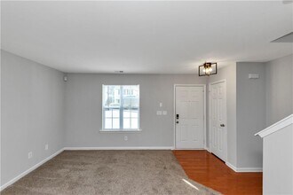 735 Crestwell Cir in Atlanta, GA - Building Photo - Building Photo