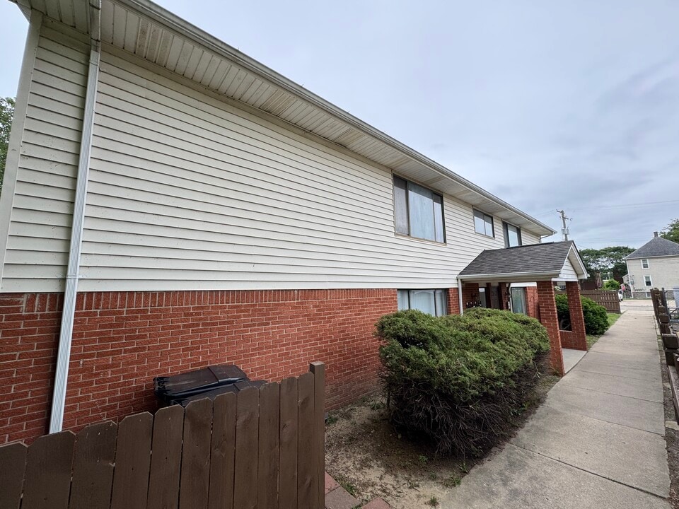 1155 Maple St, Unit 2F in Wyandotte, MI - Building Photo