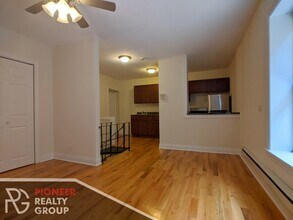 813 W Cornelia Ave, Unit 817-102 in Chicago, IL - Foto de edificio - Building Photo
