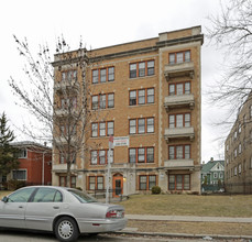 2912 W Wells St in Milwaukee, WI - Foto de edificio - Building Photo