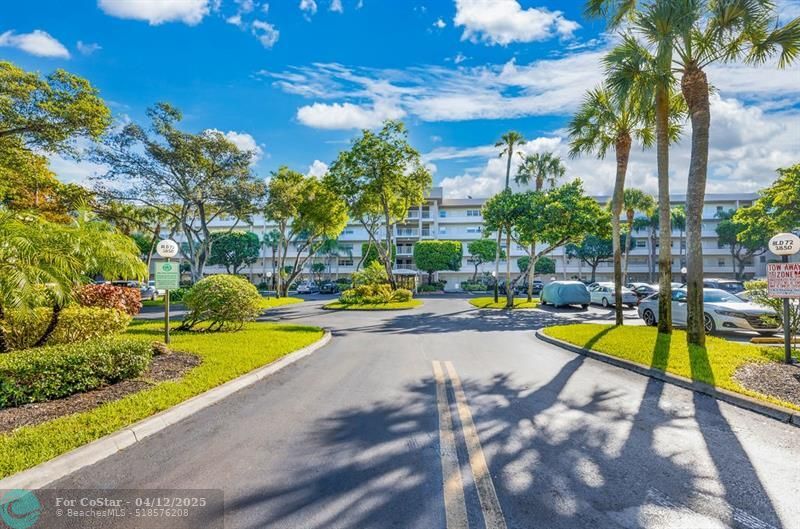 3850 Oaks Clubhouse Dr in Pompano Beach, FL - Building Photo