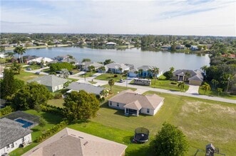 2700 SW 15th Ave in Cape Coral, FL - Foto de edificio - Building Photo