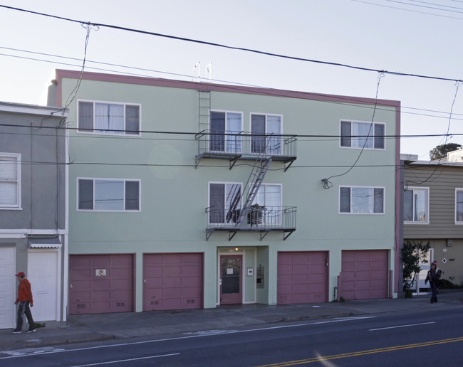 5717 Mission St in San Francisco, CA - Foto de edificio - Building Photo