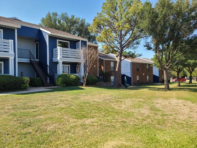 Post Oaks Apartments in Sherman, TX - Foto de edificio - Building Photo