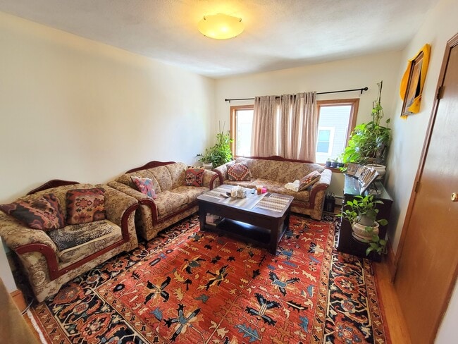 16 Leyden St, Unit 2 in Medford, MA - Foto de edificio - Building Photo