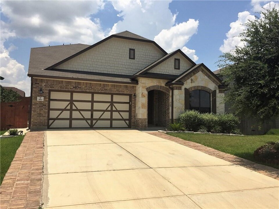 580 Gina Dr in Kyle, TX - Building Photo