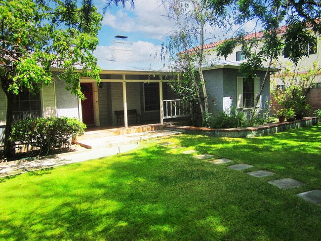 15341 Cohasset St in Van Nuys, CA - Foto de edificio - Building Photo