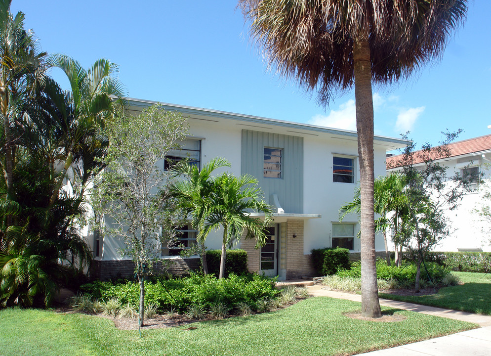 Carolyn Apartments in Lake Worth, FL - Building Photo