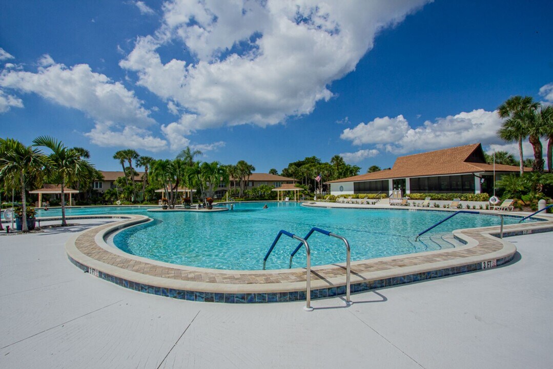 4230 Jack Frost Ct in Naples, FL - Building Photo