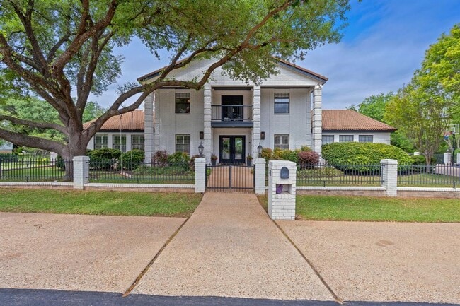 129 The Hills Dr in The Hills, TX - Building Photo - Building Photo