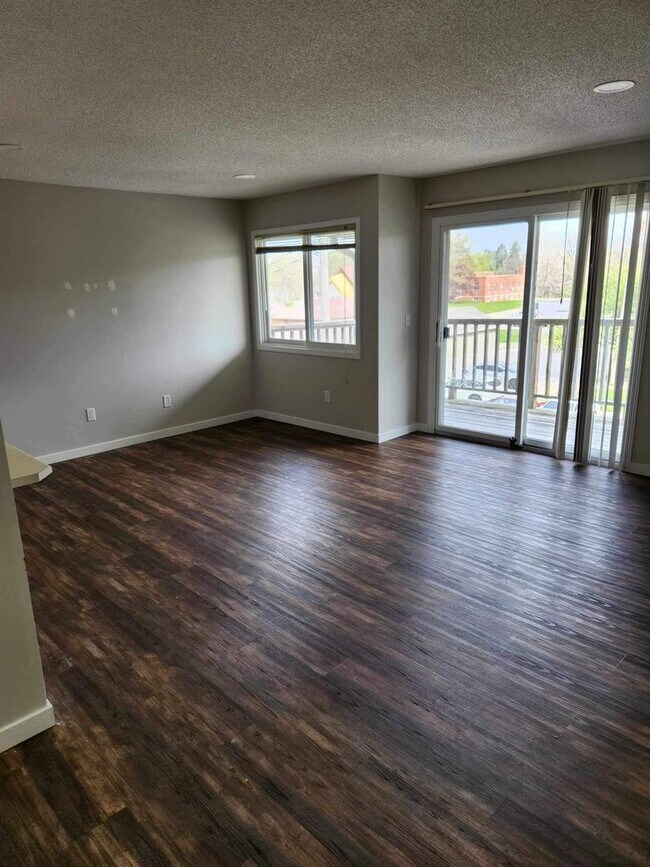 Village Green Apartments- 4532 Douglas in Des Moines, IA - Building Photo - Building Photo