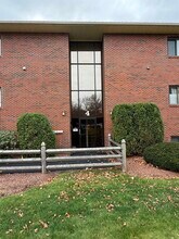 425 Abbott Farm Ln in Hudson, NH - Building Photo - Building Photo