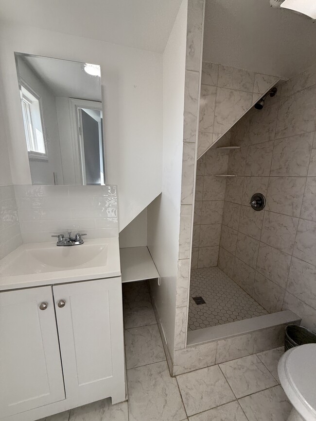 397 Clifton Ave, Unit 3 in Clifton, NJ - Foto de edificio - Building Photo