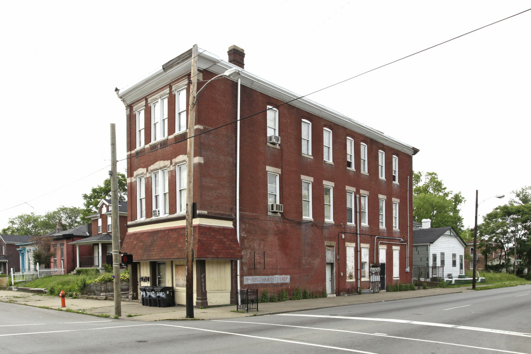 2032 W Market St in Louisville, KY - Building Photo