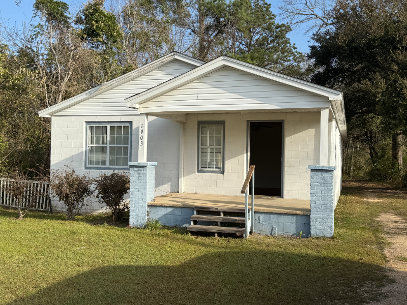 1903 College St in Flomaton, AL - Building Photo