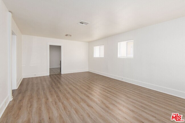 2132 Cloverdale Ave in Los Angeles, CA - Building Photo - Building Photo