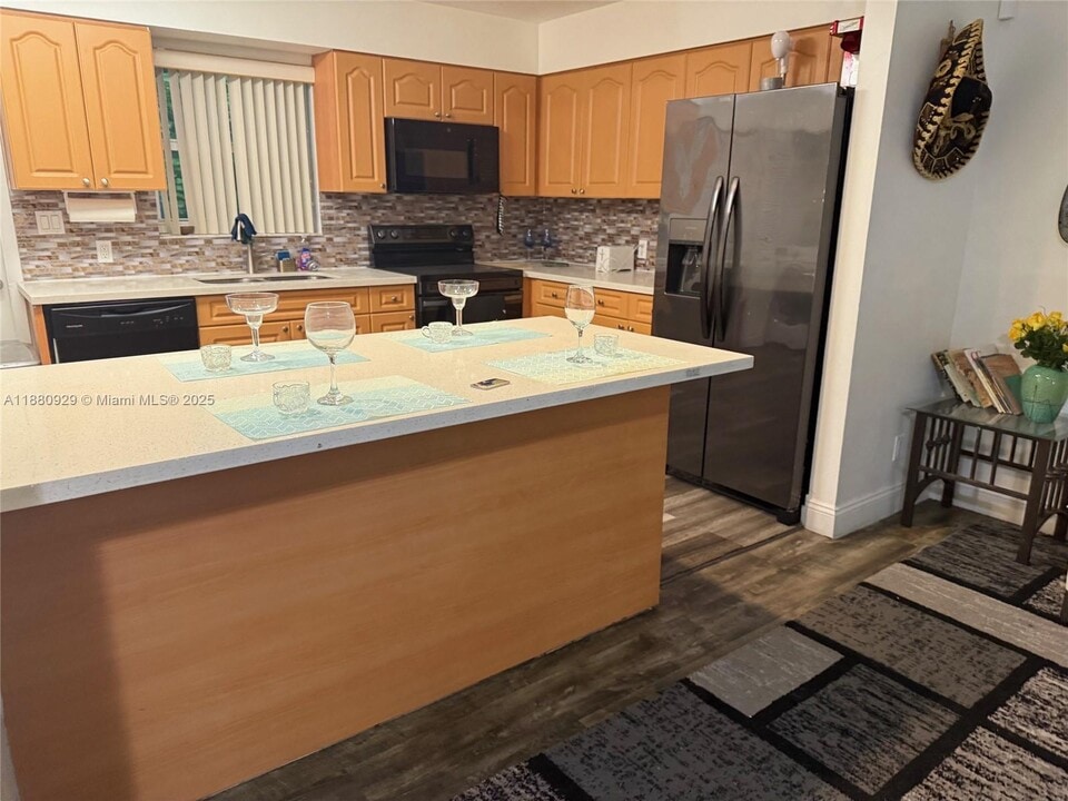 2452 Madison St in Hollywood, FL - Building Photo