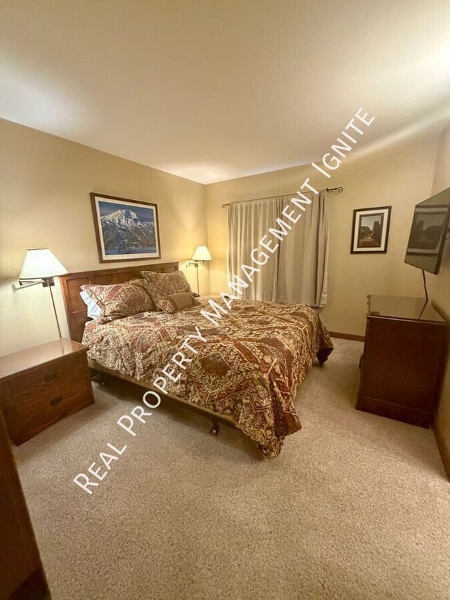 19717 SW Mount Bachelor Dr in Bend, OR - Building Photo - Building Photo