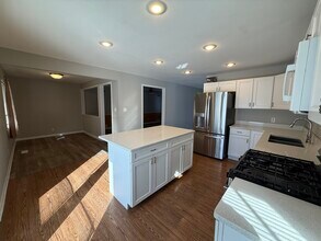 719 Surrey Dr in Streamwood, IL - Building Photo - Building Photo