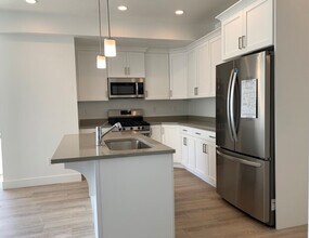 145 E Verdon Ct in Sandy, UT - Foto de edificio - Building Photo