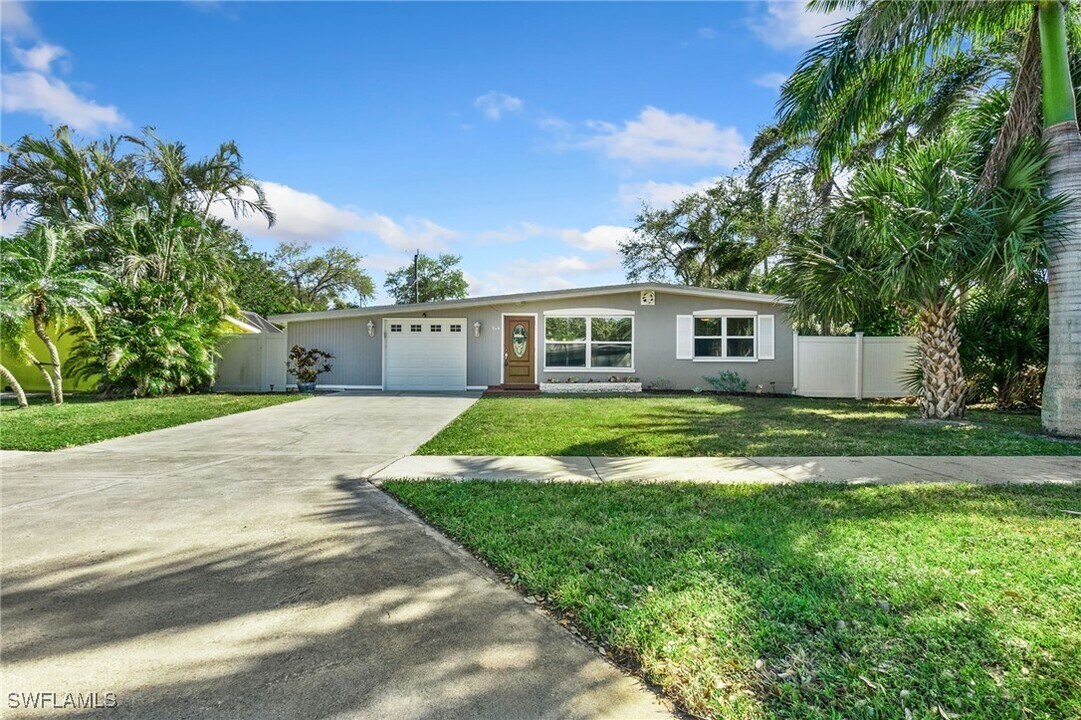 944 22nd Ave N in Naples, FL - Foto de edificio