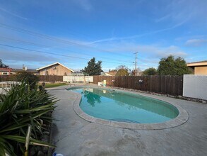 164 E Gail Ave in Tulare, CA - Foto de edificio - Building Photo