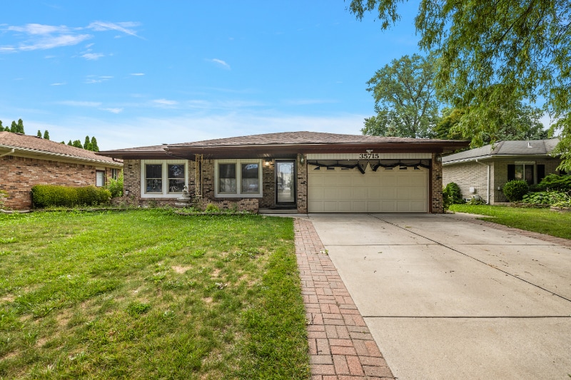 35715 Maureen Dr in Sterling Heights, MI - Foto de edificio