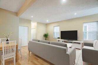 638 College St in Pittsburgh, PA - Building Photo - Building Photo