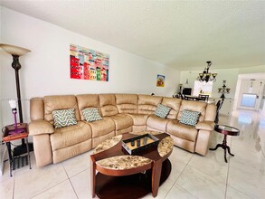 9820 S Hollybrook Lake Dr in Pembroke Pines, FL - Building Photo - Building Photo