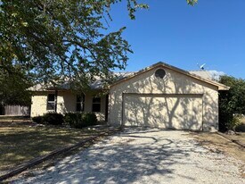 1115 Oakridge Dr in Blanco, TX - Building Photo